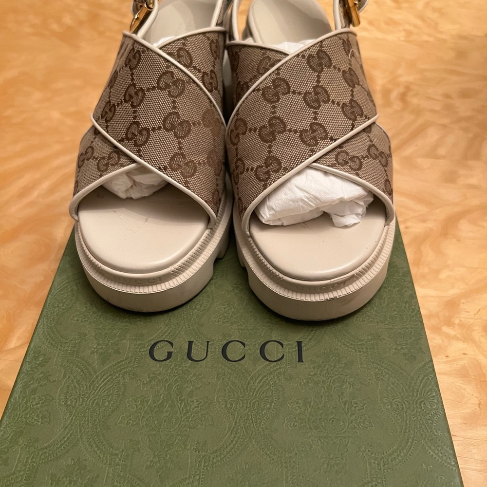 Gucci Brown Monogram Crisscross Sandals with White Trim - Picture 3 of 4